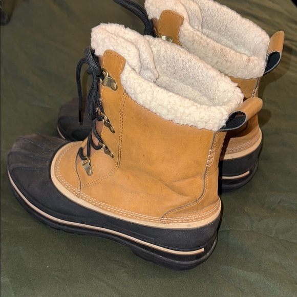 Ugg brand Tan and Black men size 11 Winter Boots - Picture 3 of 8